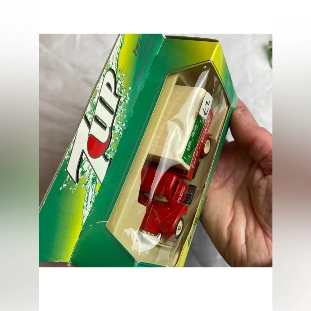 Vintage 7-Up International die cast collectible truck rom England|